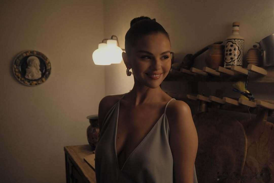 selenagomez赛琳娜戈麦斯分享家中举办的艾美奖after趴，换了另一套