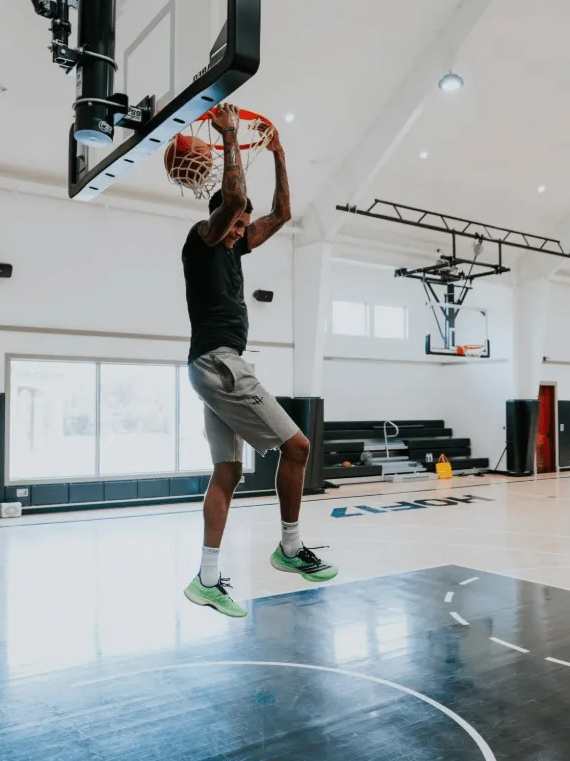 NBA训练师亚伦-米勒更新社媒，晒出火箭球员小贾巴里-史密斯的个人特训图片，并配