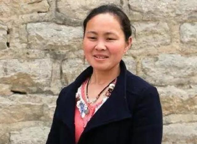 1994年，18岁女孩被人贩子以2700元卖给了放羊的人。新婚夜，女孩害怕的蜷缩