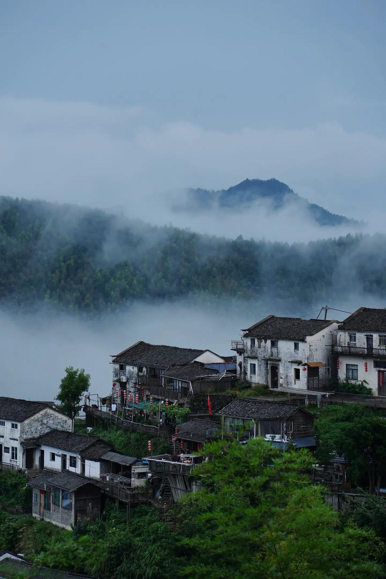 高三的孩子没剩多少时间了，马上就要高考，在这个阶段有压力很正常。所以，家长此时要