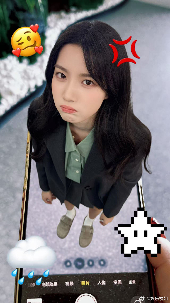 卢昱晓小手办好萌昨天卢昱晓分享《轧戏》乖乖排排站的胡羞的小手办好萌啊！简直是胡