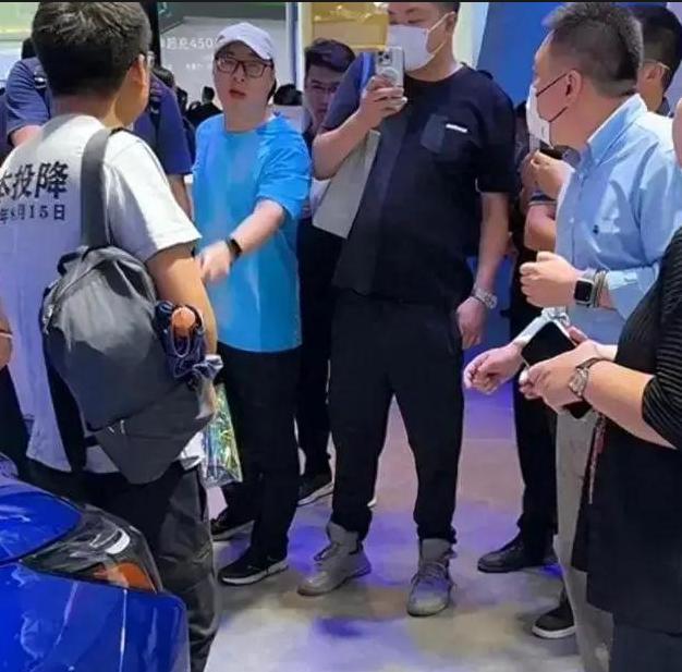 成都国际车展，一名身穿印着“1945年8月15日，日本投降”字样短袖的汽车博主被