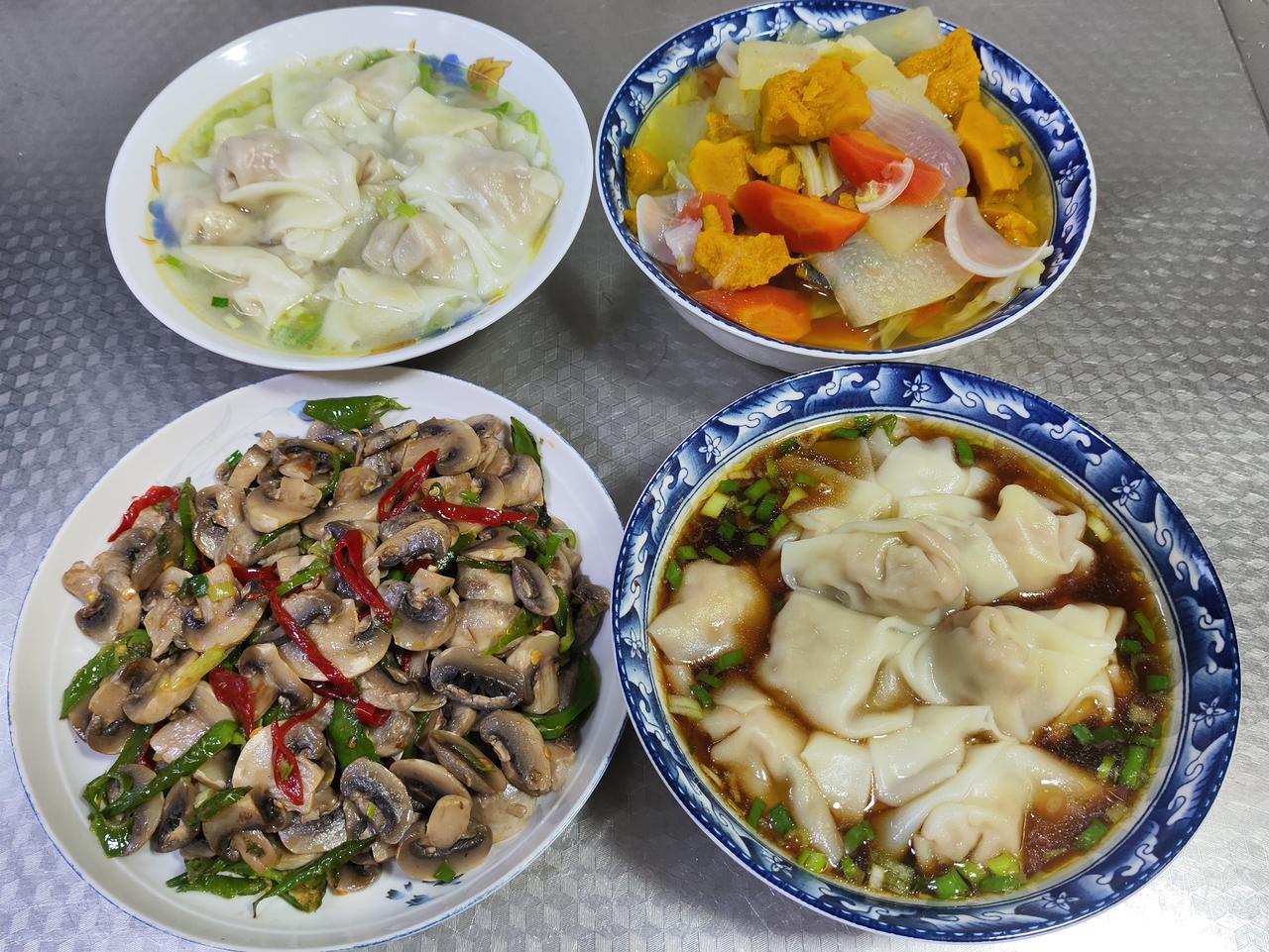 6月13日的午餐分享登场啦！青椒炒口蘑鲜美至极，热乎的抄手裹着汤汁，香气四溢，再