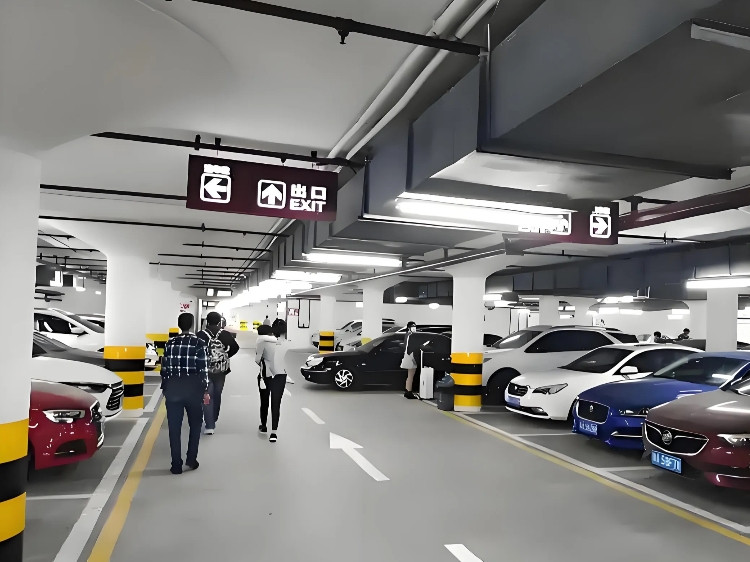 浙江杭州，女子在停车场停车4小时，超出40秒，被保安拦住，这40秒让她按1小时交