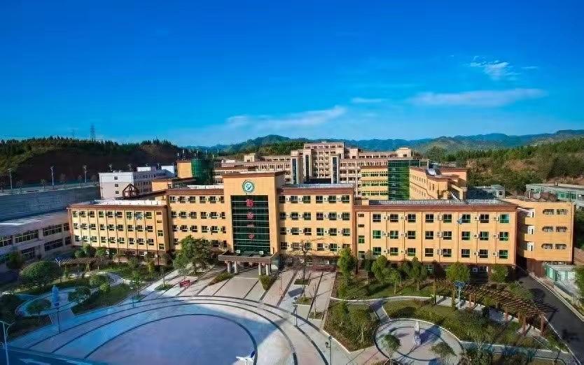 湖北十堰郧西县第一中学40余名高二学生家长最近很闹心。闹心的根源，是学校一则