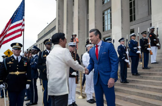 美防长刚说“不准在南海对菲动武”，就受到中方罕见警告，美方脸色难看至极菲律宾