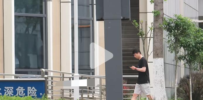 马龙到达成都封训基地和王楚钦一起训练，太好啦！5月2日，继王励勤主席到达成都封