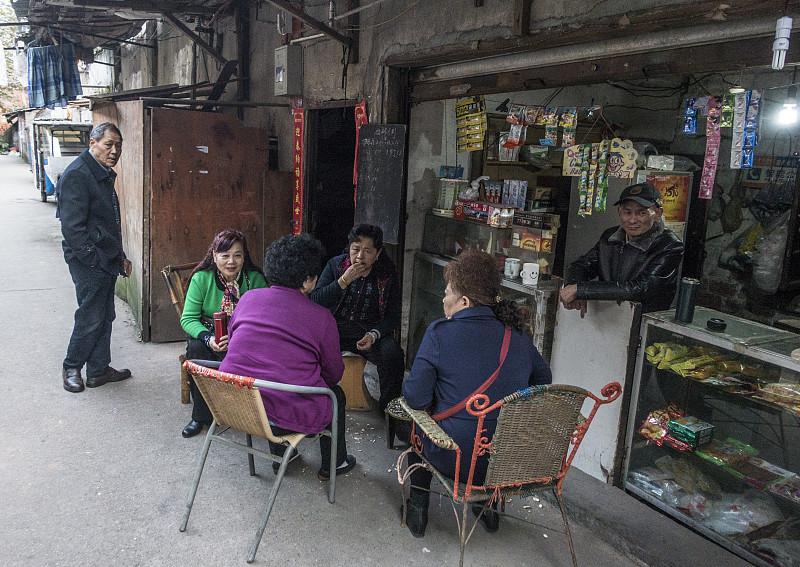 这事儿真没啥好指责的，人家自己的退休金乐意给儿女花，你反倒气得直蹦高，你咋不去跳
