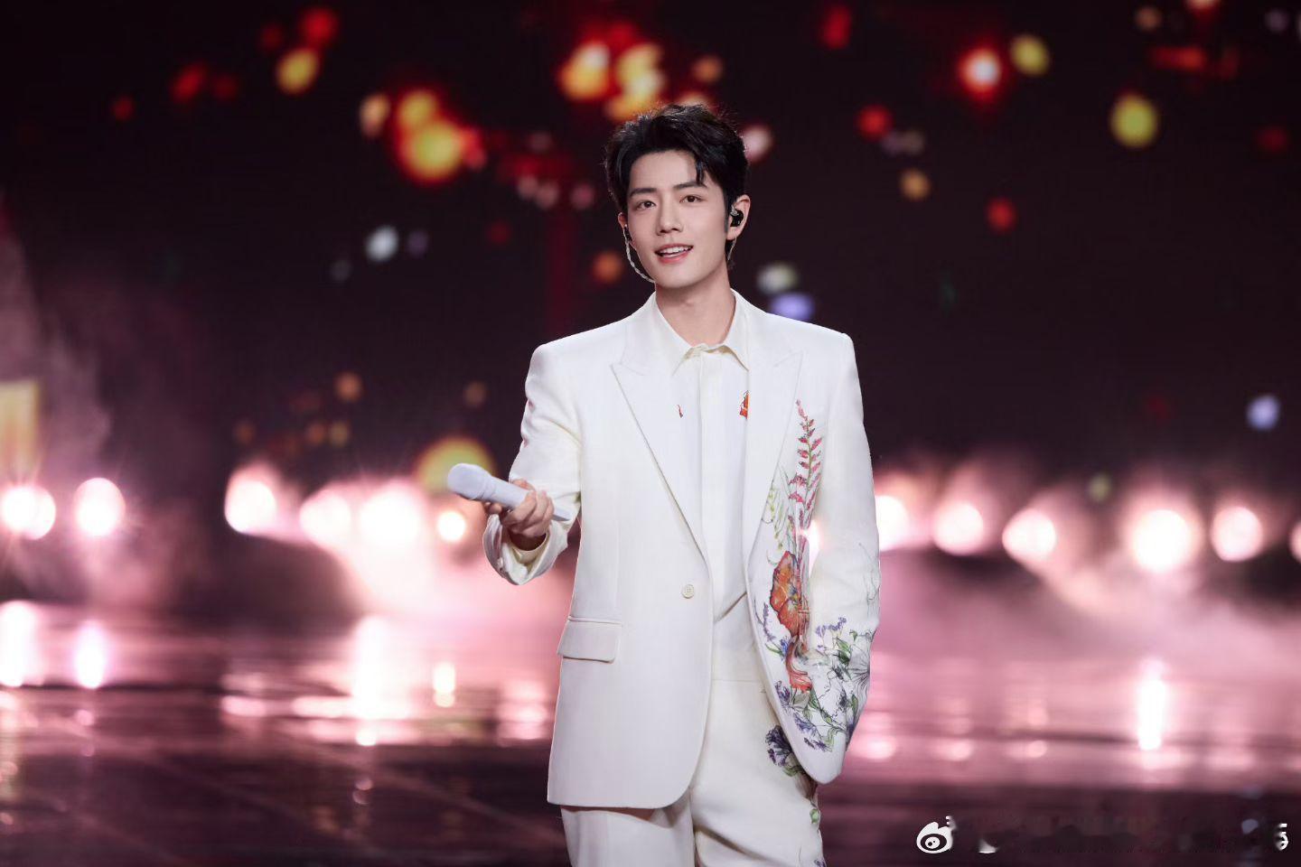 肖战北京台春晚献唱岁岁年年这套已经收到肖战工作室记得换一套发出来今晚七点半不见不