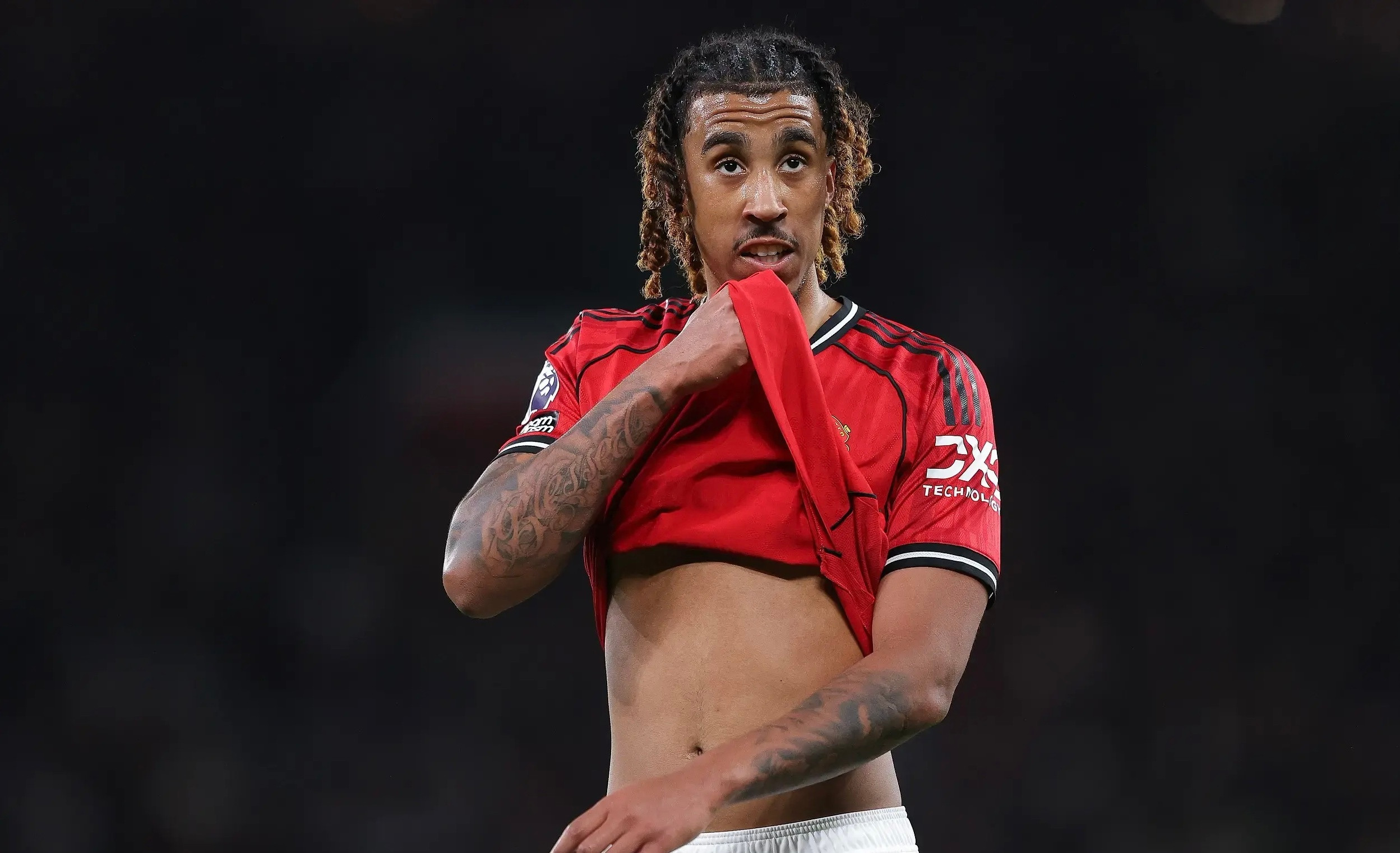 踢切尔西之前，曼联损失5个中卫里的4个，只剩最年轻的海文约罗赛前受伤，再加上德里