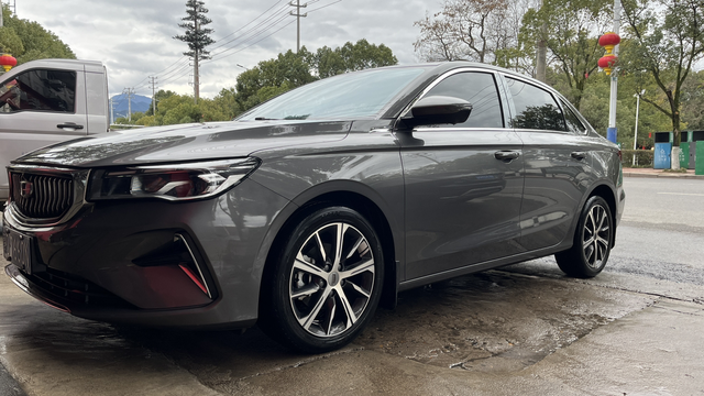 四代帝豪有人改大灯嘛四代帝豪旗舰虽然是led大灯，但说实话太暗了，国道根本看不