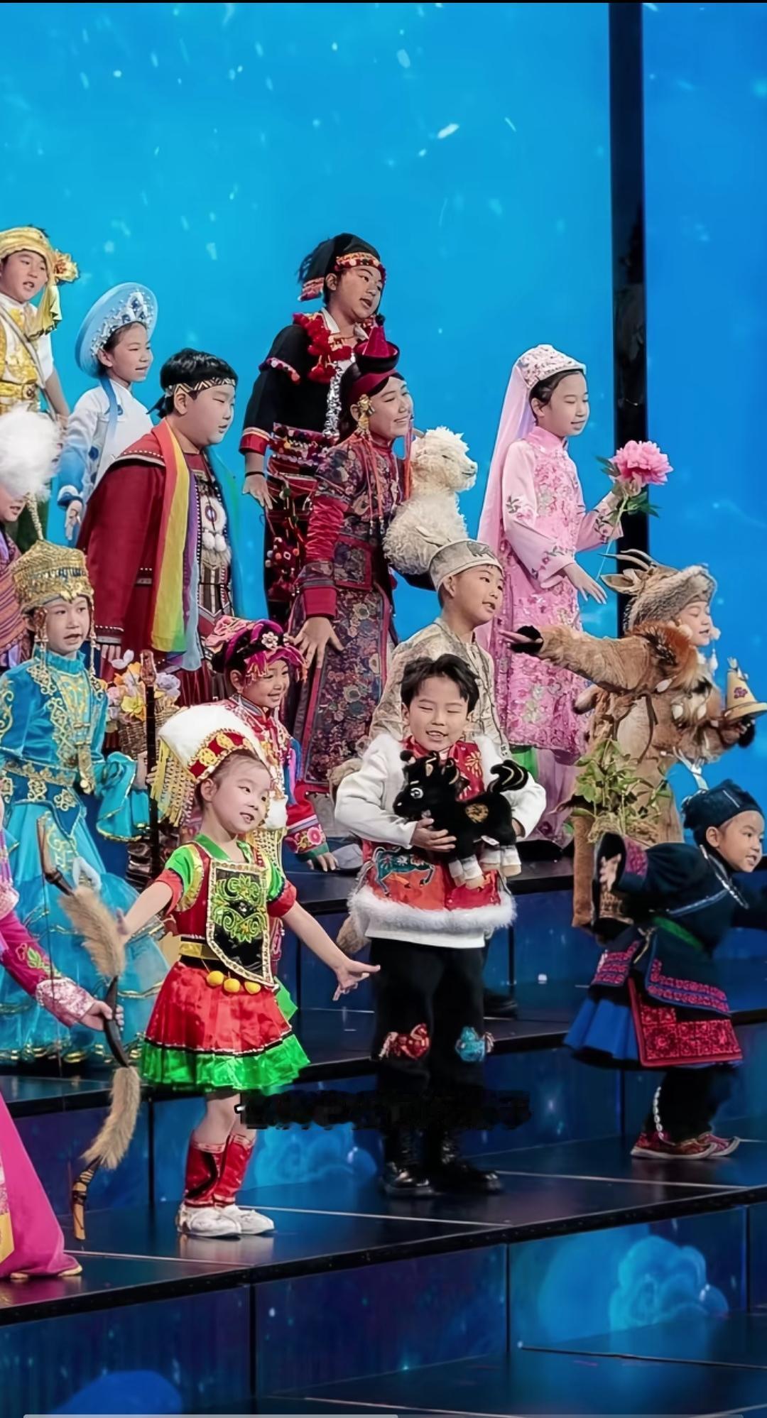 2026年春晚彩排画面，只有汉族的小孩没有本民族服装！当其他民族的小朋友都穿