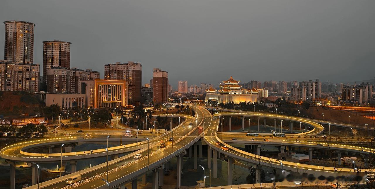 夜色美，夜色中的安康立交桥更美！安康首座立交桥耗资4亿，它不仅是交通立体网，