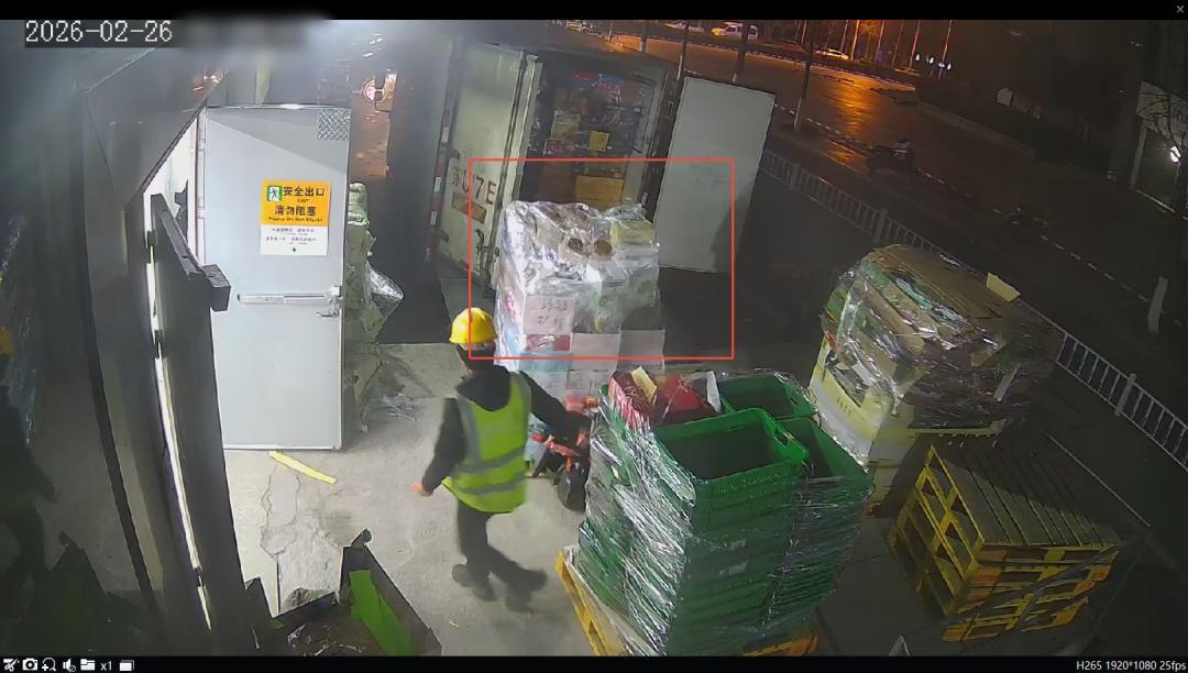 “家贼难防啊！”绍兴越城区，一会员超市的货车司机卢某，仗着自己对仓库动线了如指掌