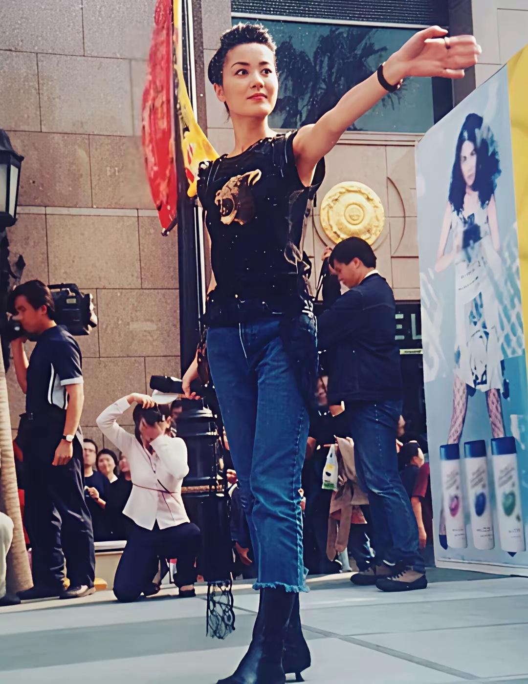 早期的王菲，无刘海造型，这五官看着很大方的样子。图一图二是2000年，31岁