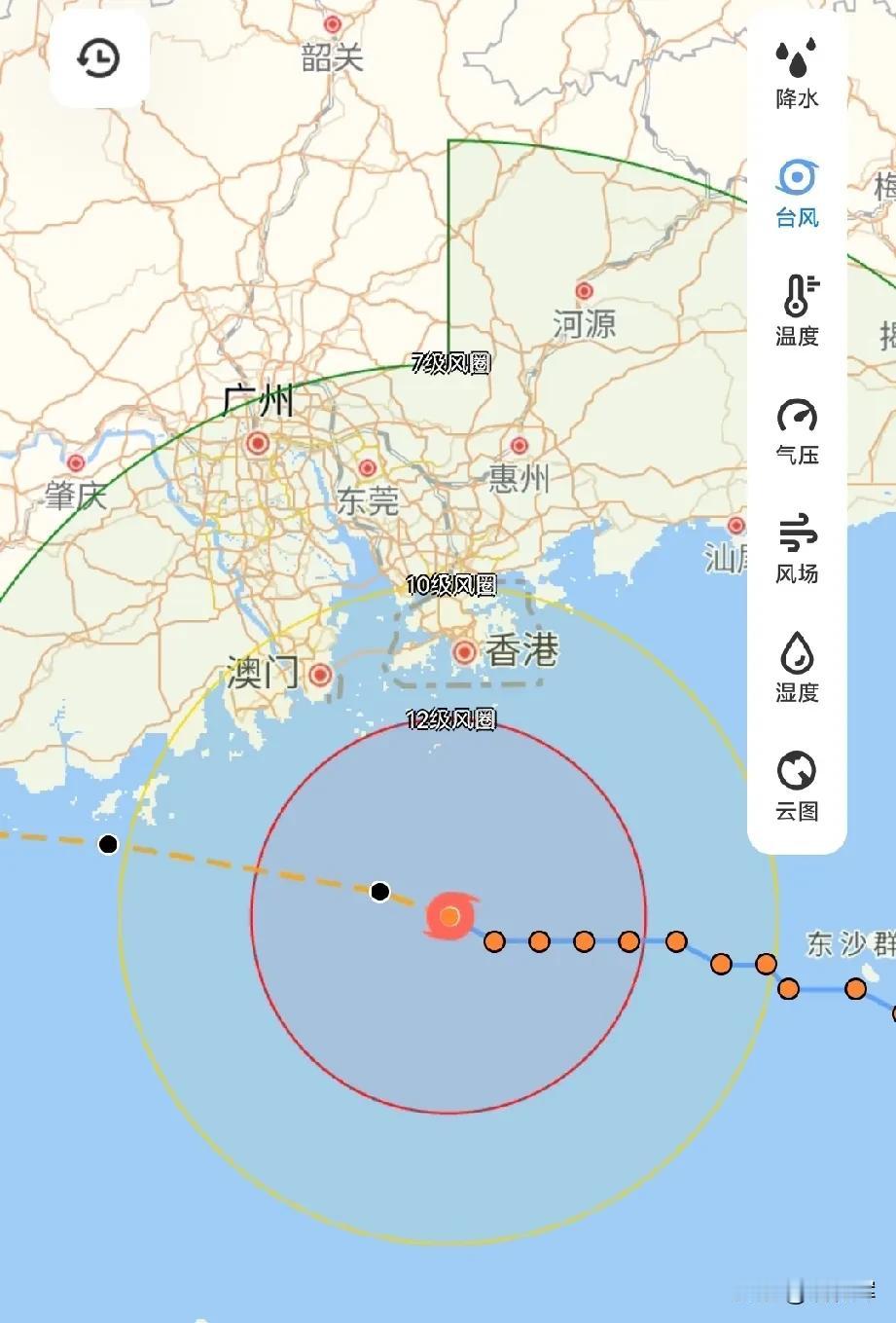 现在我这里是七级风圈，半夜开始听到大风一直在吹。香澳门已经在十级风圈了，不用多久