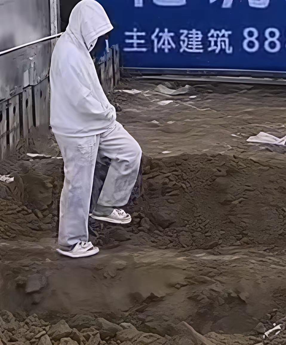 犹豫，徘徊，纠结……在人生十字路口的全红婵，真让人心疼啊！这个18岁的姑娘最近出