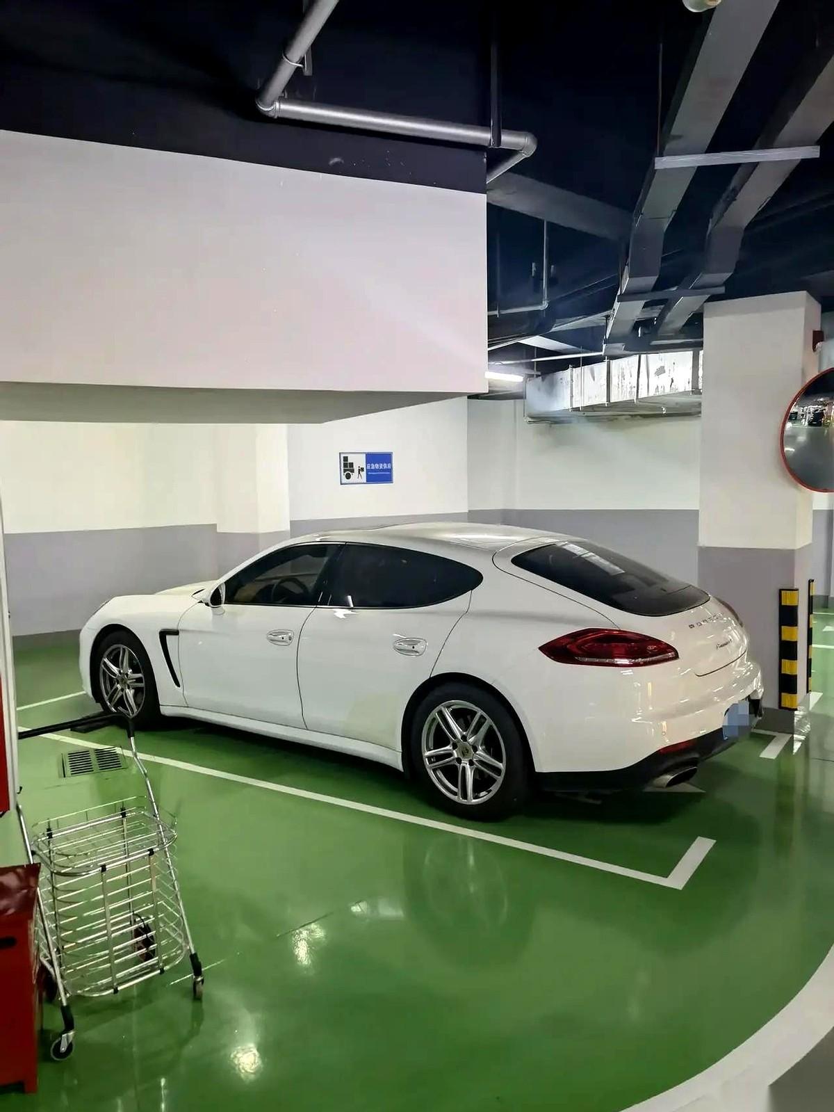 120万买的帕拉梅拉，14年的车，刚跑了3万公里。二手车贩子过来看了一眼，伸出