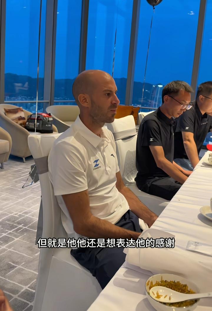 张雪给了德比斯足够的尊重和体面，没有车手会享受如此高的待遇，老板亲自接待，设宴