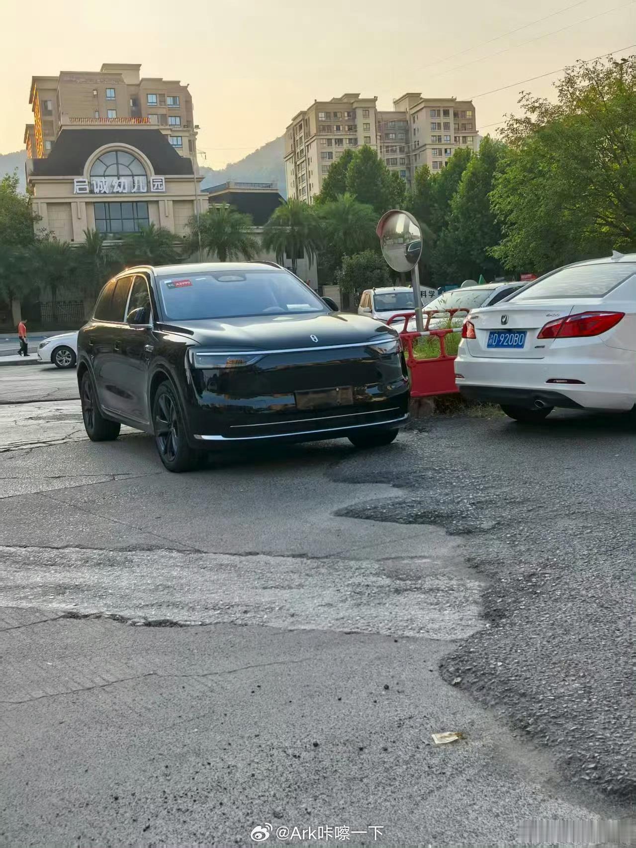 又看到新问界M7了，其他颜色来几个，这次我不想换黑色了[笑着哭]智驾数码团有点东西