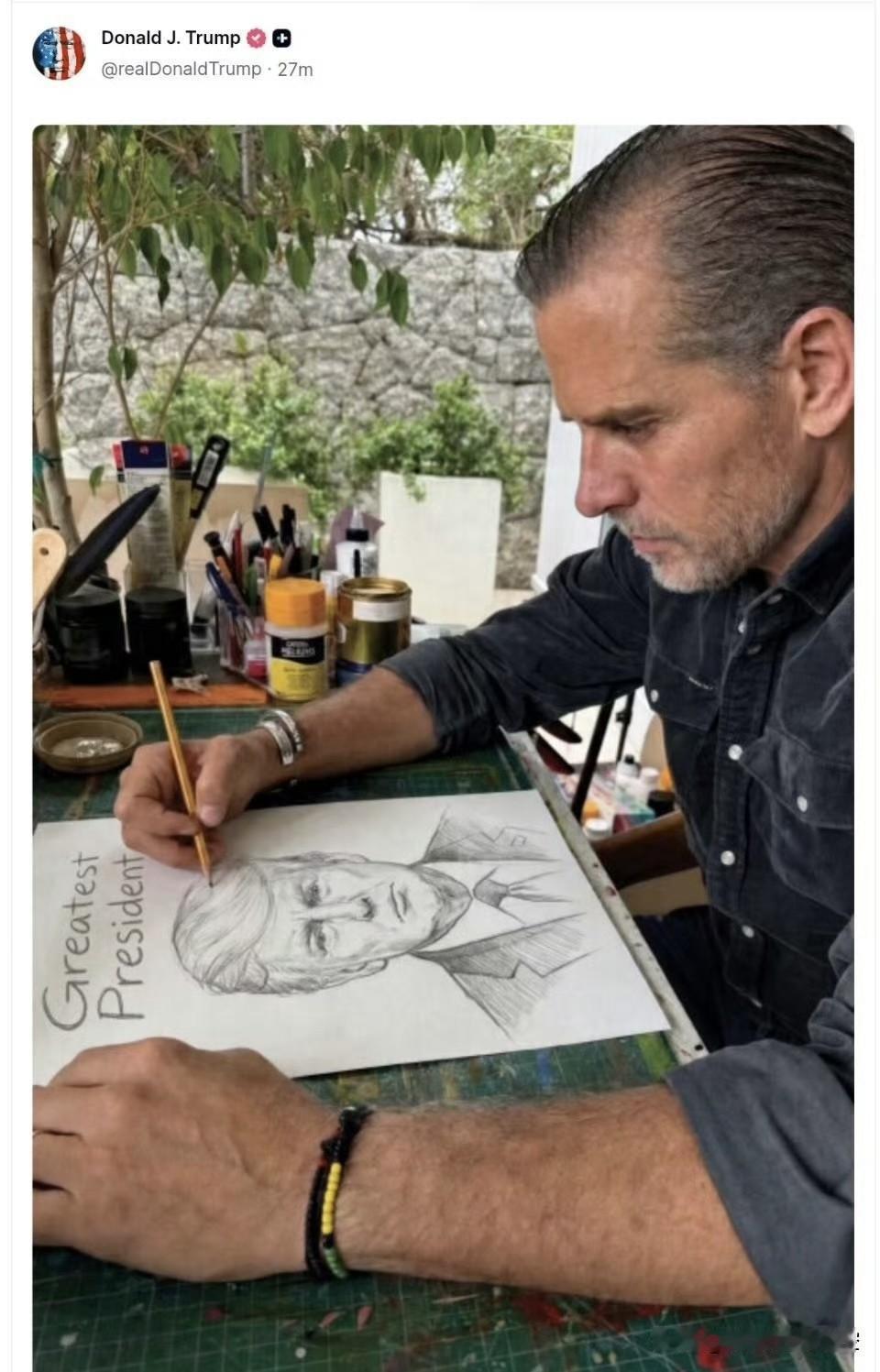 老特又整活了！把亨特·拜登自己画的豹画，给ps成他自己的肖像了，还不忘盖章