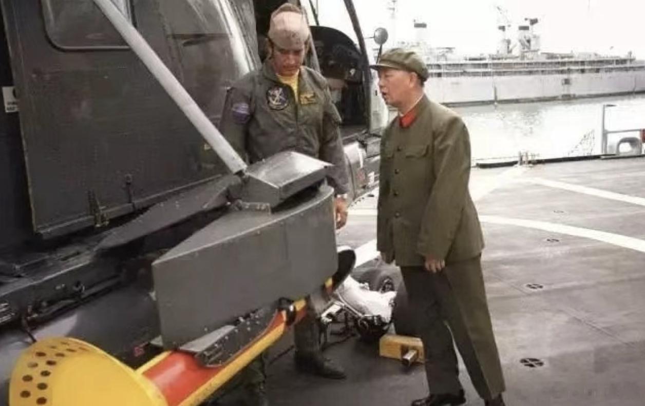 这次北京车展，小米展台依然还是顶流，而且出现了很多老外的面孔。1980年有一张很