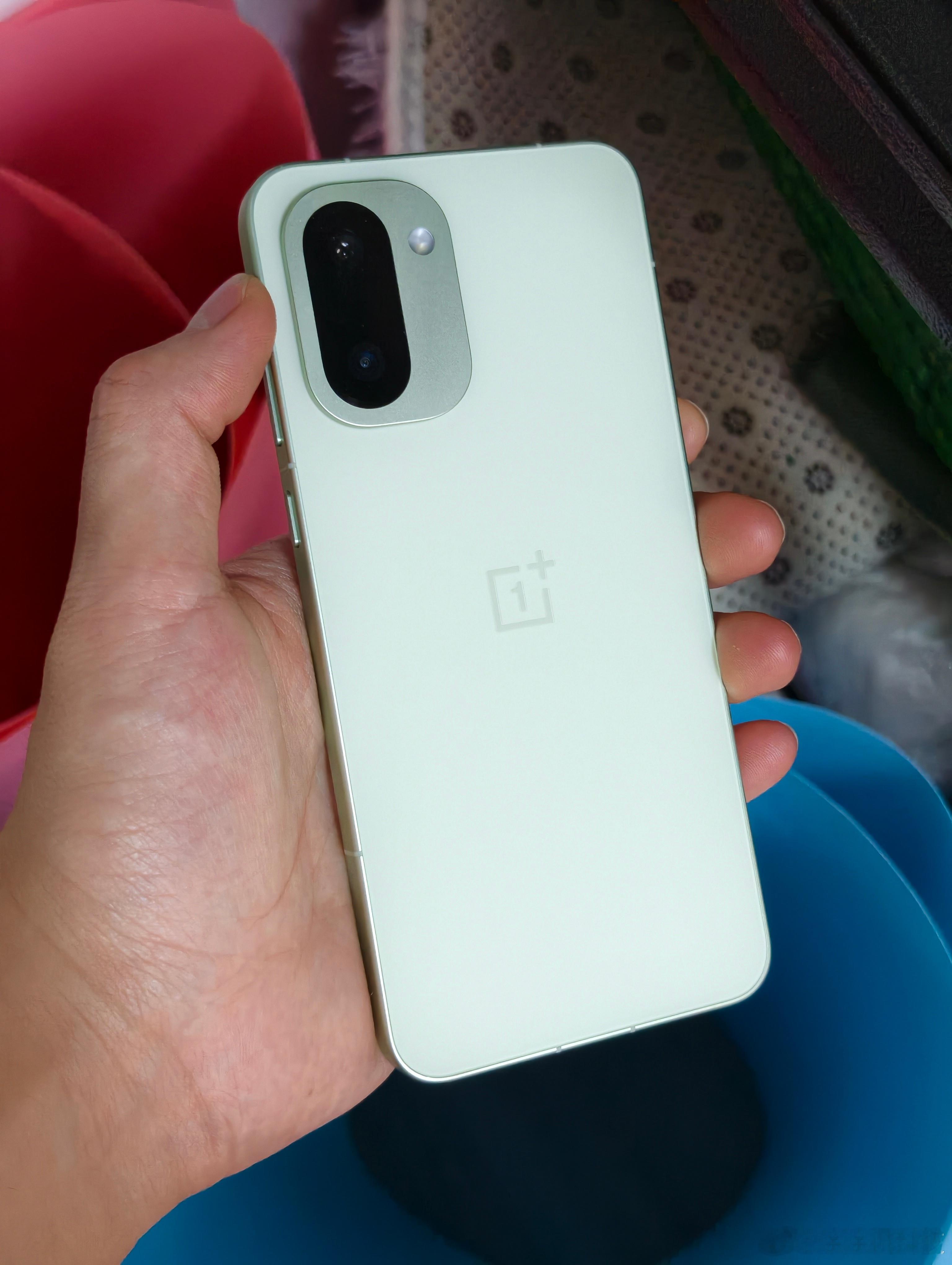 续航这方面一加Ace6T基本上是拉满的状态，可以给到五颗星的水平；质感依然很一