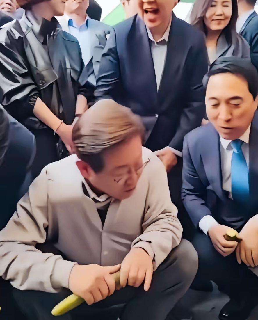 李在明蹲地上吃黄瓜，是不是很接地气啊？不知李在明品尝的黄瓜味道如何啊？