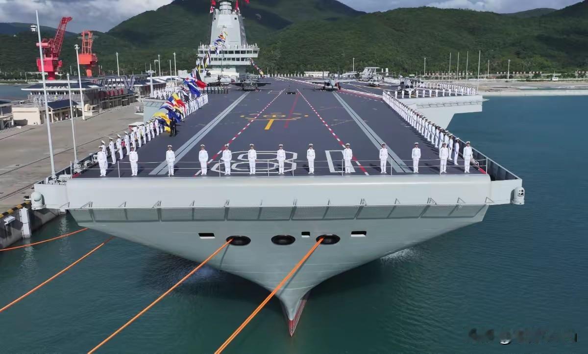 1. 两型10万吨新航母曝光海军航母发展迈开两条路：福建舰服役后，官方明确下一