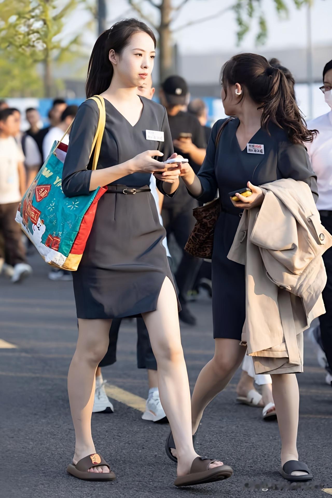 职场姐妹花，一起上班去！💼👩‍❤️‍💋‍👩