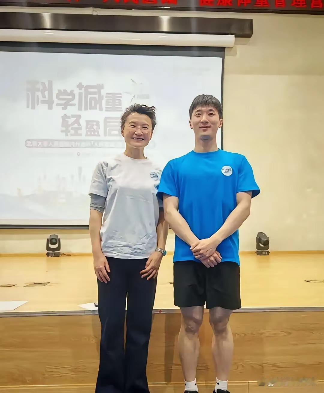 央视主持人董倩的儿子都这么大了吗？小伙子看起来得有20多岁了，和妈妈在一起真的像