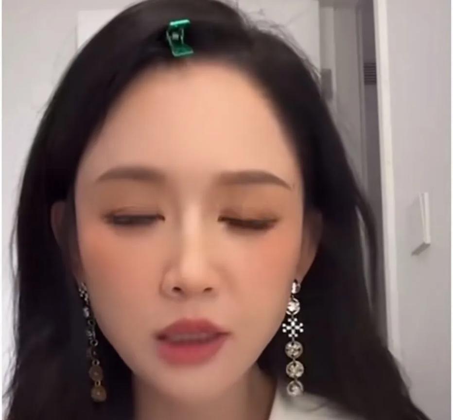 有网友嘲讽陈乔恩，你就是个老母鸡，生不出蛋吧？陈乔恩回怼，我生不生孩子和你有什么