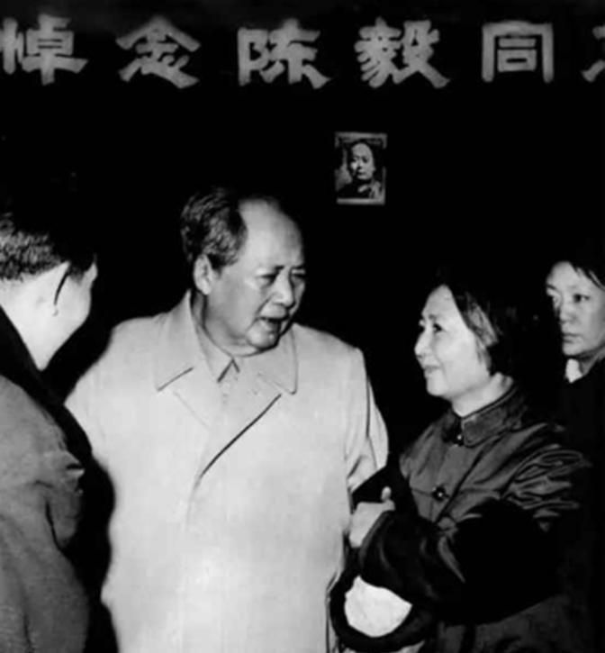 陈毅追悼会上毛主席在挽联前凝视，见落款后疑问：张伯驹是谁？1972年1月10日