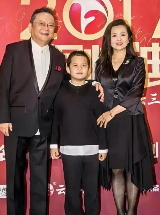 77岁的王刚，60岁的时候得了一子，本以为晚年可以安享清福，没想到现在17岁的儿