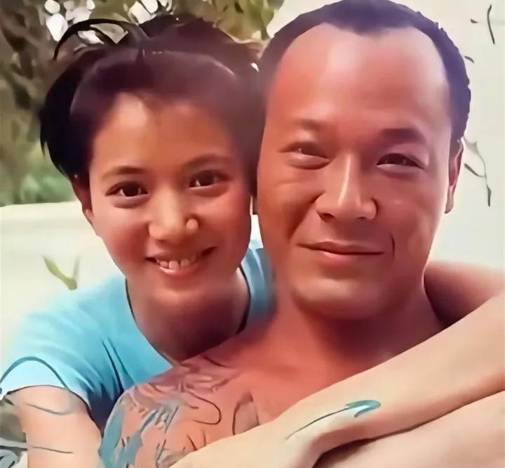 90年代，袁味仪跟当时的大佬吴志雄去沙巴旅游时的一张留影