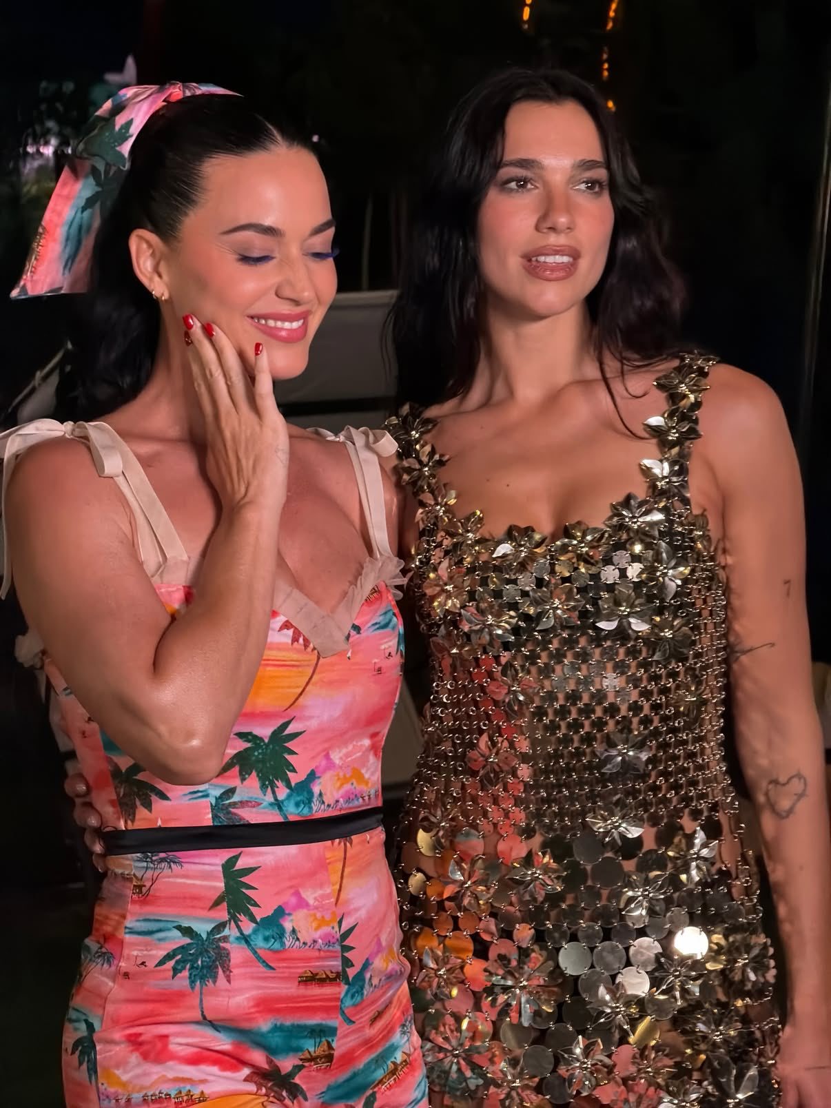 DuaLipa更新和果妈KatyPerry合照一张