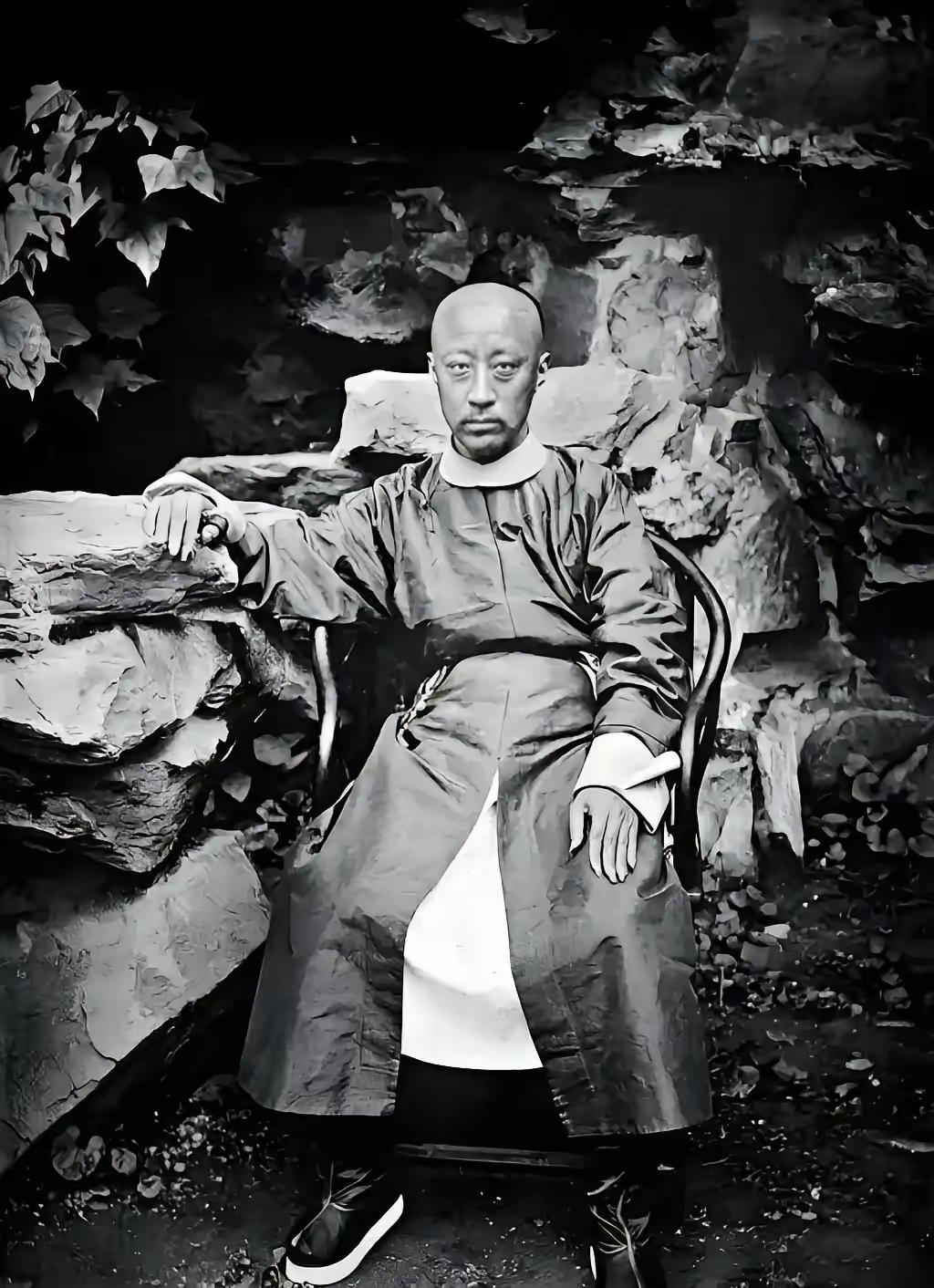 同治帝的老师翁同龢，在日记里爆出过一个扎心细节：慈禧太后因为唯一的儿子同治帝没能