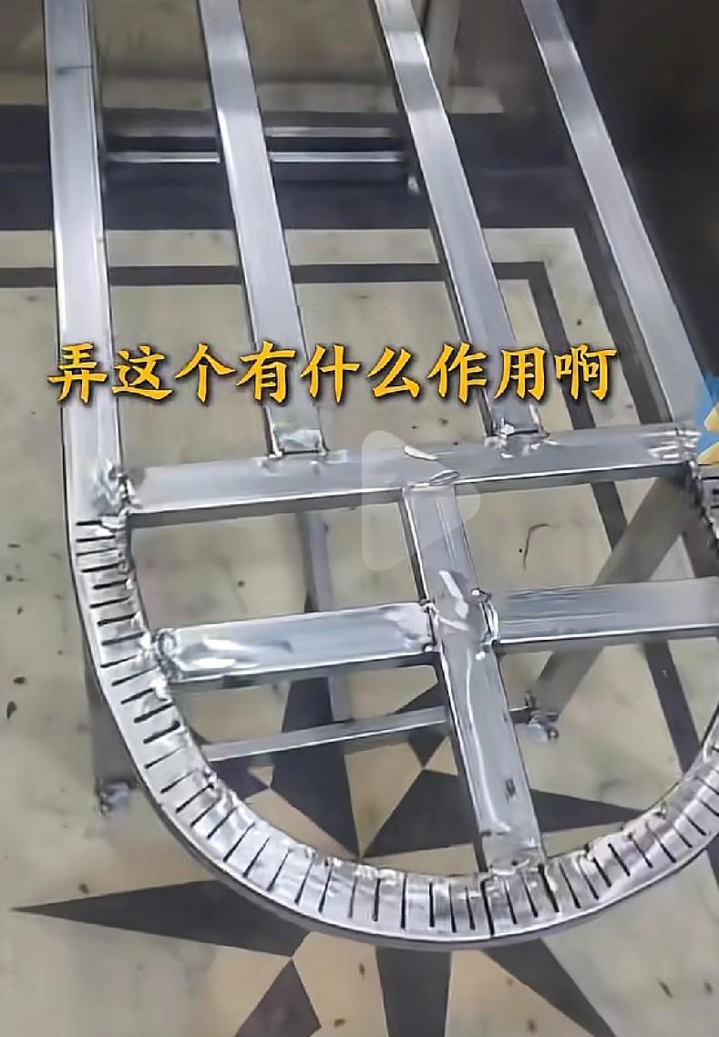 河北定州一个高层住宅电梯间内多出了一个铁支架，而且是焊接在电梯内的很多人在乘坐