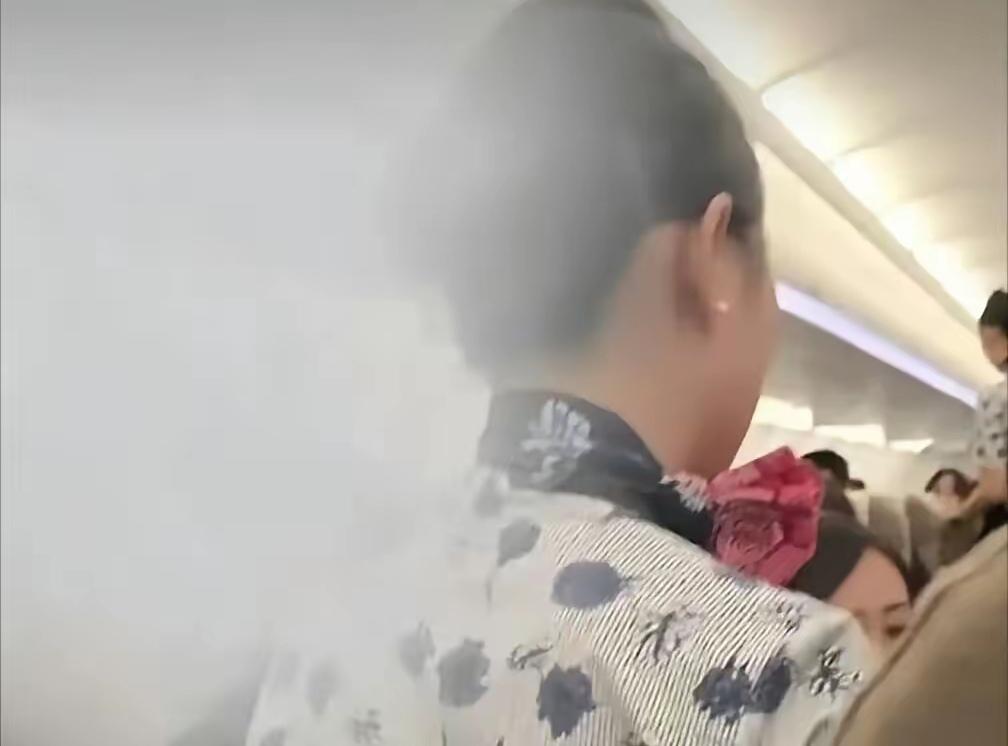 东航通报乘务员下跪事件，服务可以包容，但员工尊严不容践踏。9月30日，东航针