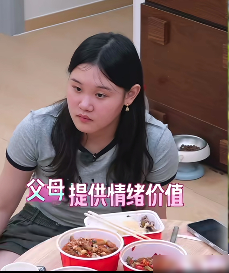 邵兵把儿子当兄弟处，进了房间先敲门，吵完架还能认怂说我认知不如你。邵子恒在综艺里聊家里那点事，全是反