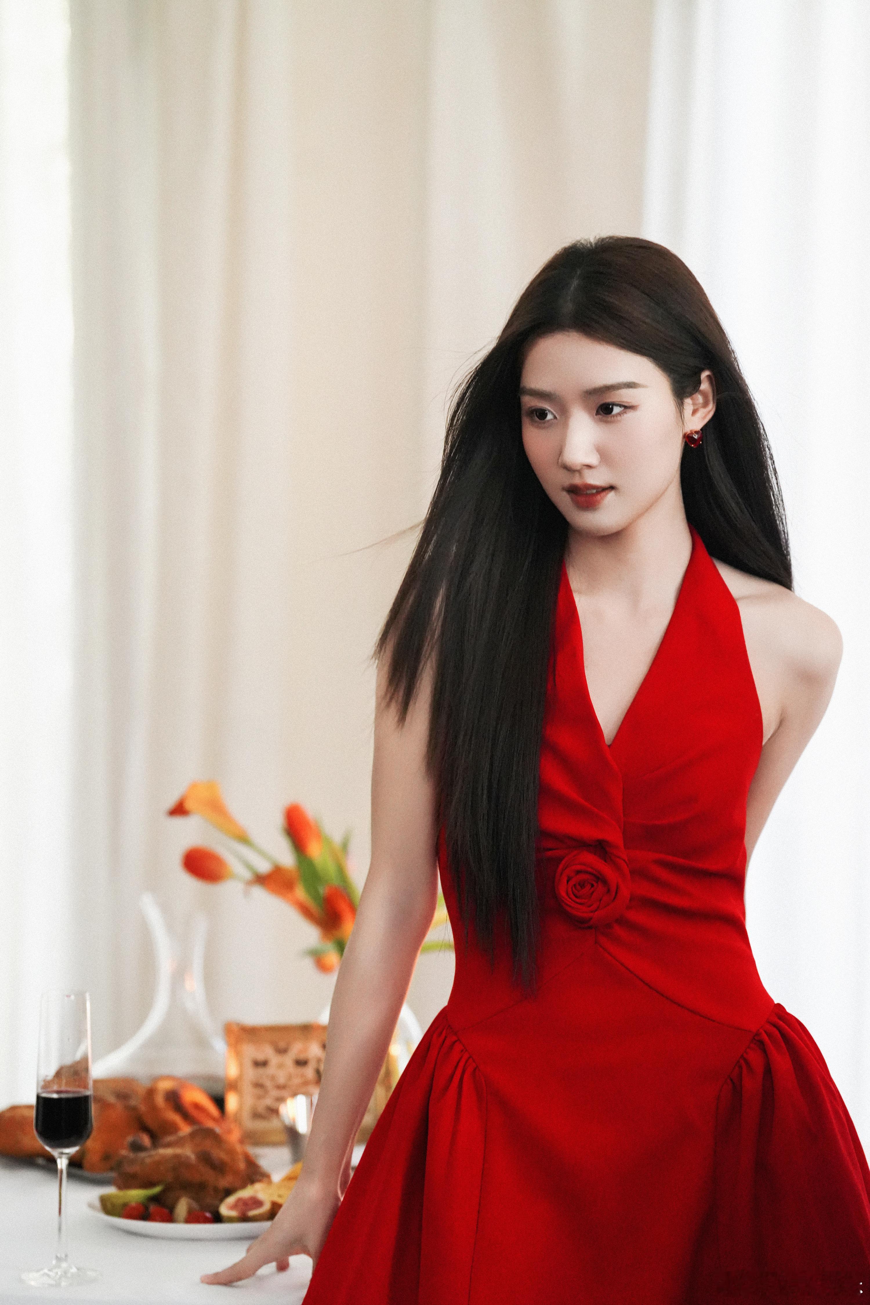 卢昱晓复古红裙就问谁还没有被卢昱晓复古红裙造型给美到！明艳大气的港风美人，我真