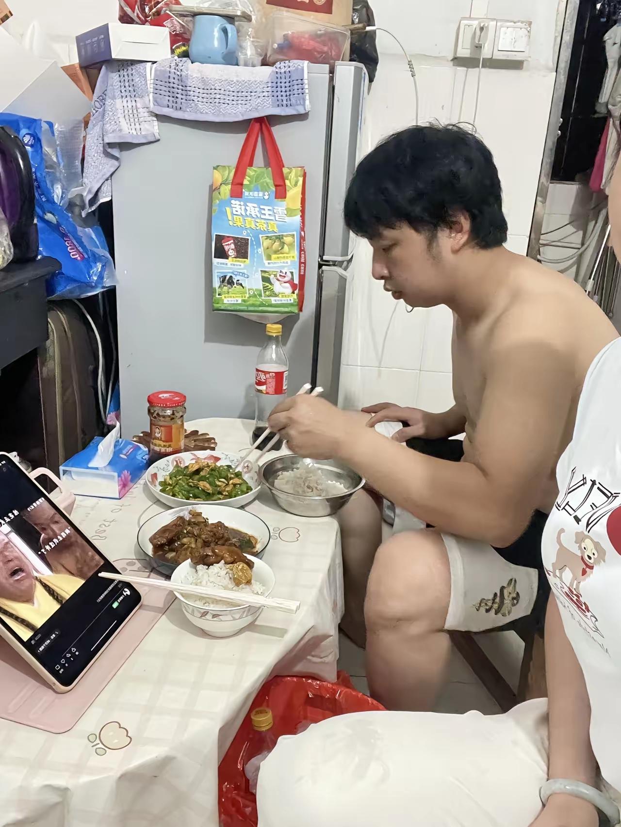 这是我八年前自己选择的老公，96年出生，已经30岁了。每天上班一干就是十几个小时