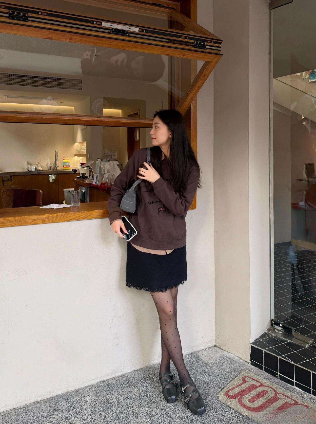 这套是“松弛温暖的冬日休闲”穿搭，适配文艺小店场景，舒适与细节感兼具：-