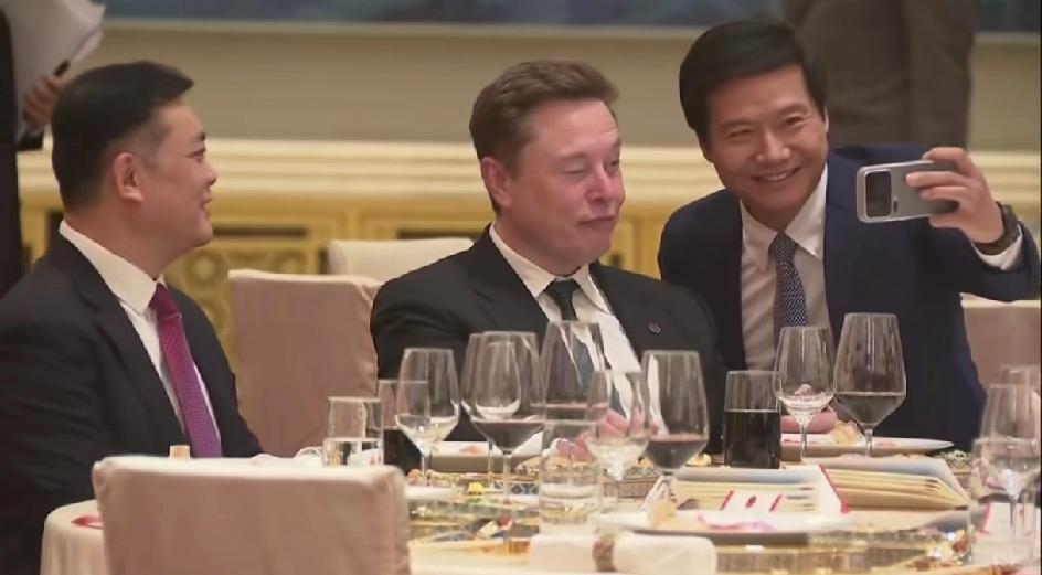 雷军和马斯克合影。女人慕强，男人也慕强。雷军对马斯克真崇拜呀!马斯克挤眉弄眼，在