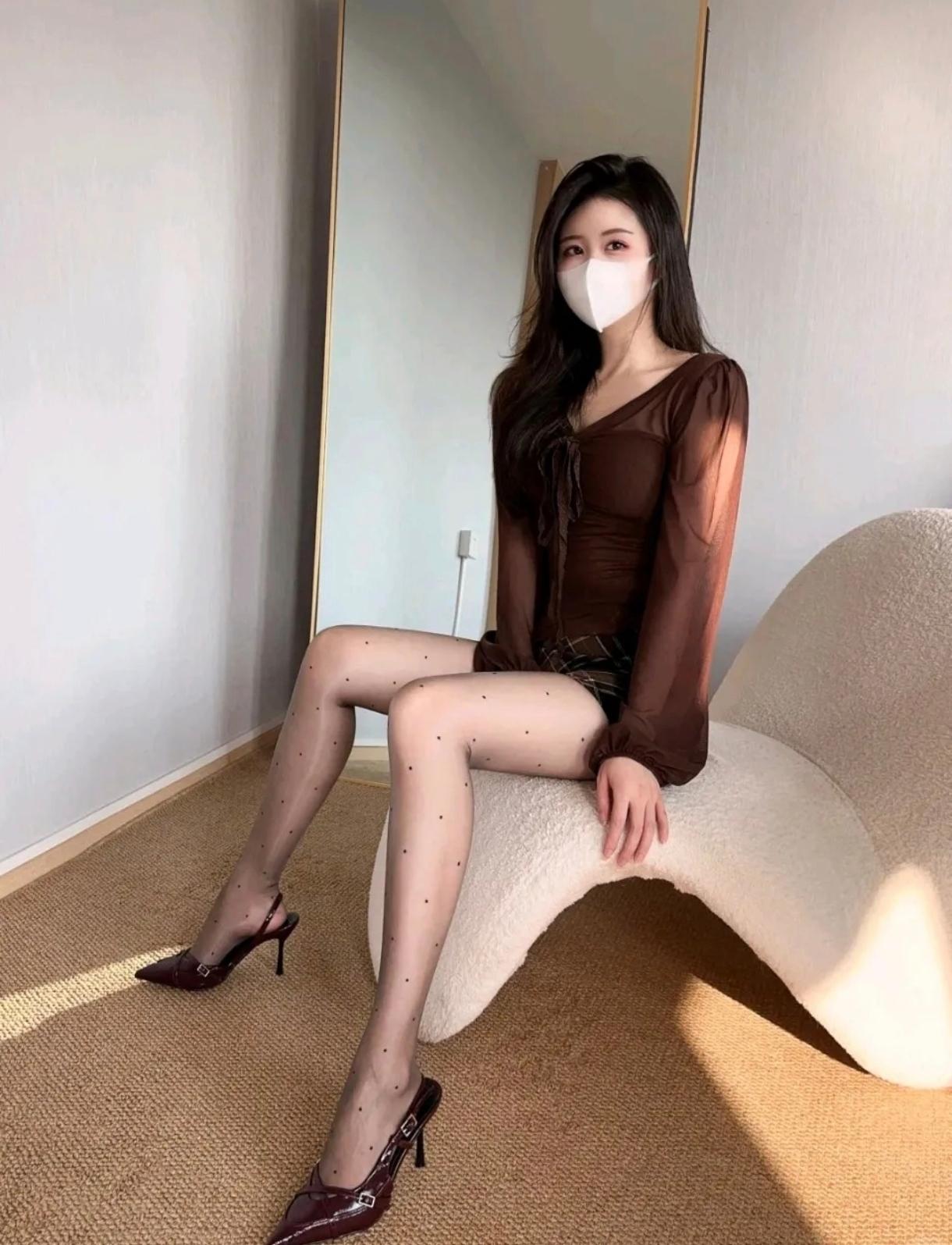 今日份「焦糖棕甜妹」穿搭，透肤波点丝袜是点睛之笔~细密小点点裹在腿上，又纯又欲的