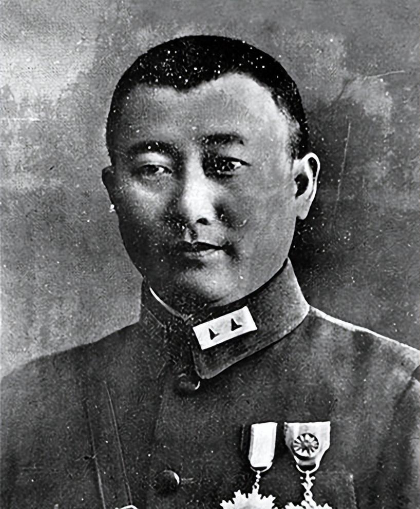 1948年，刘戡眼见兵败已成定局，他拿出了信封，分别给妻子和堂弟写下了家书，命令