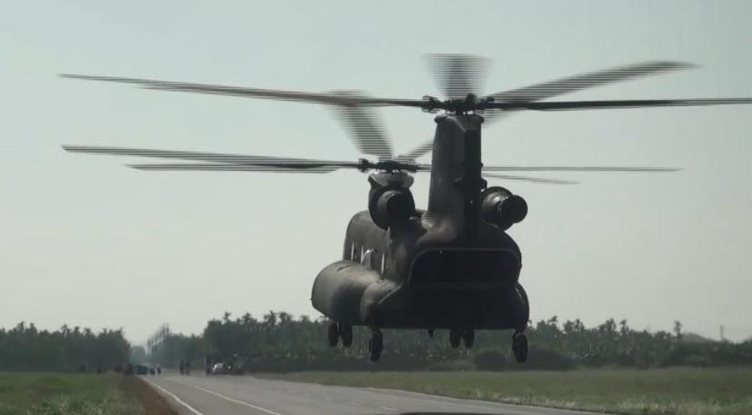 台湾屏东一条道路上，突然有直升机降落，原来是台军在搞演习。一架CH-47SD运输