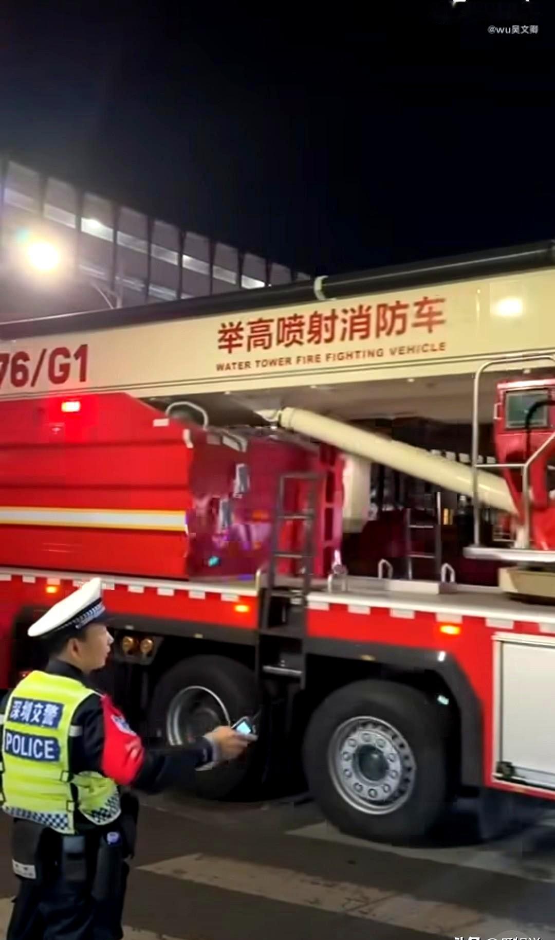 香港的火灾还没扑灭，仍然在继续中。深圳消防去口岸集结了。但是，香港那边还不打