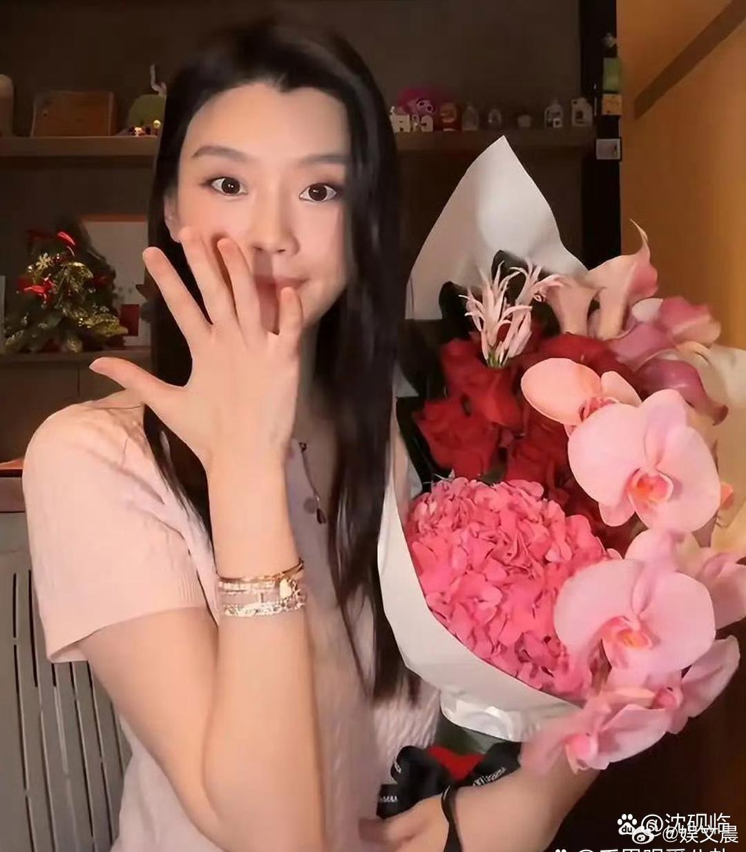 奚梦瑶大方素颜出镜，别的暂且不提，很好奇一只手上怎么可以同时叠戴五条钻石手链。