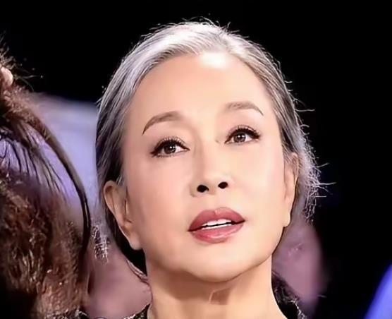 75岁的刘晓庆在节目录制现场一把摘掉了戴了30年的假发，花白稀疏的真发和身旁年轻